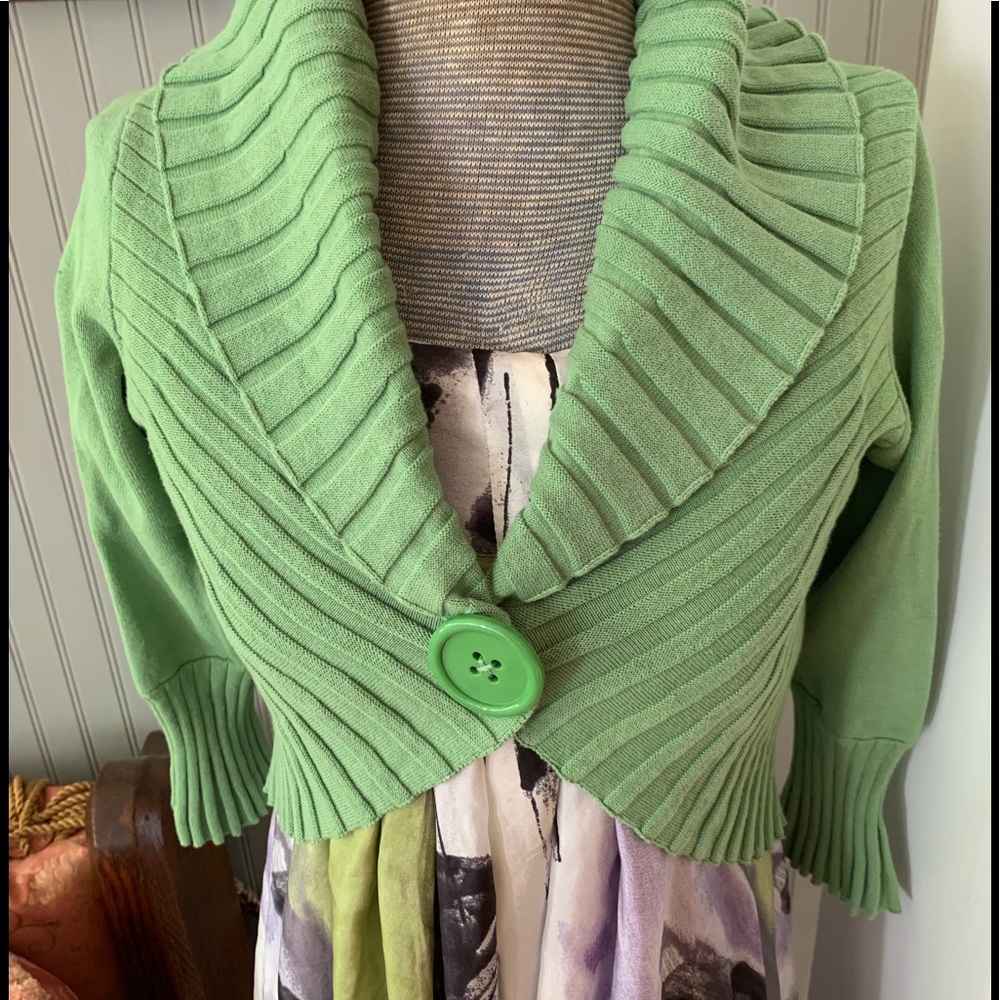 Dress barn green cropped/ pleated sweater w/ snap button closure.